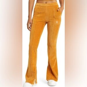 Alo // Micro Corduroy High-Waist Winter Break
Flare Pant